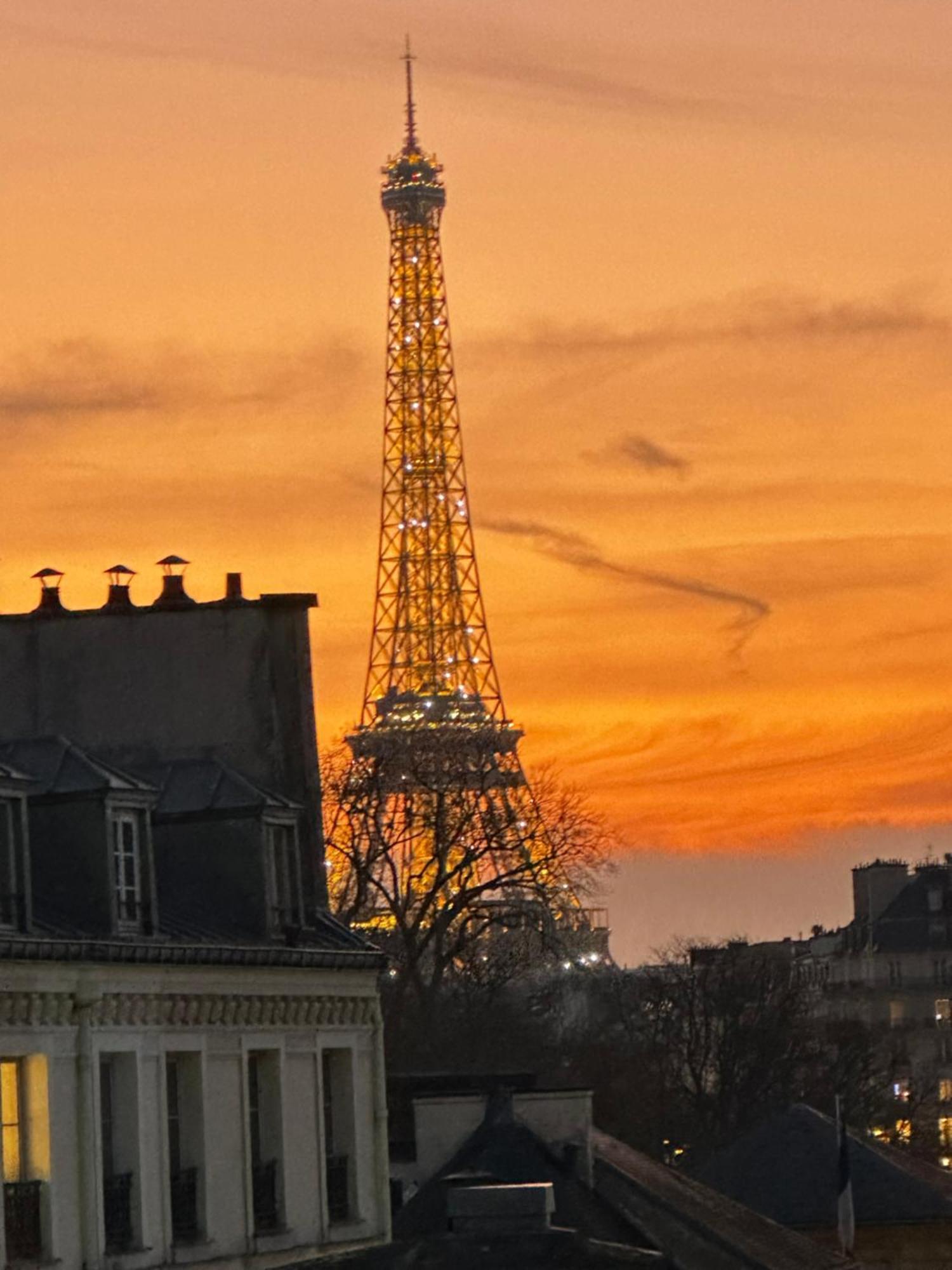 View Eiffel Tower *